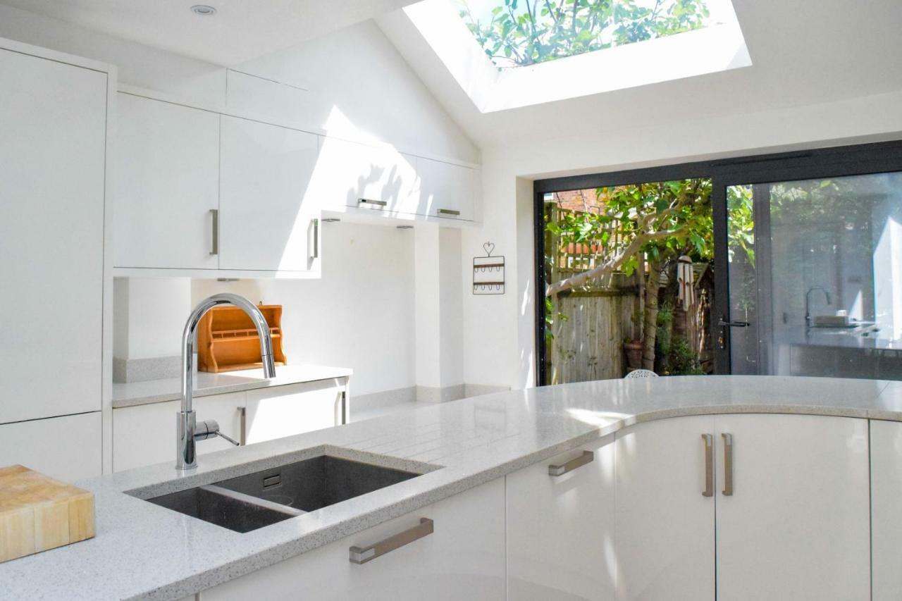 3 Bedroom Family House With A Superb Kitchen And Garden London Exteriör bild